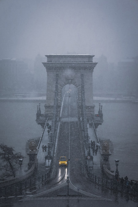 Dobos Andrea - Lánchíd hóesésben