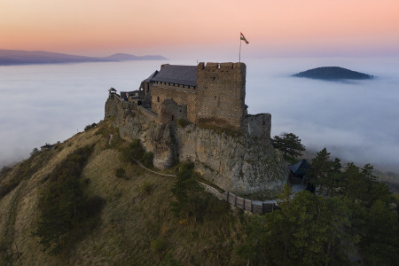 Gutter Krisztián - A köd fátylába rejtett vár