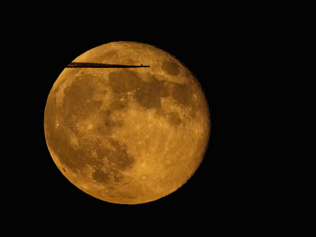 Máté Bence - Messzeség