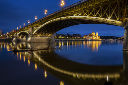 Tatár Alexandra - A Margit híd alatt